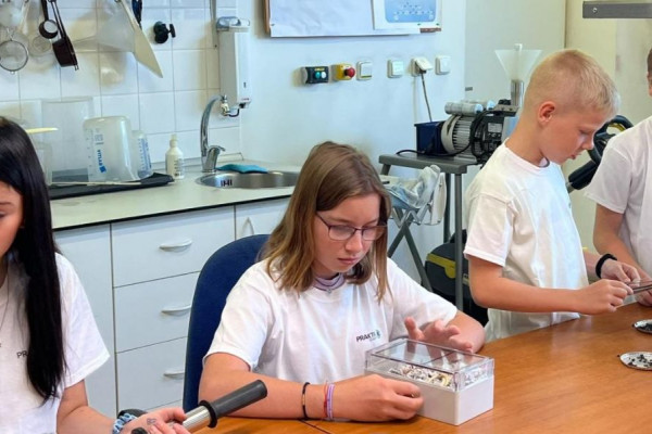 Obrázek novinky Vítězové sběrové soutěže Ekoedu navštíví recyklační závod PRAKTIK system a získají tablety od Vodafonu